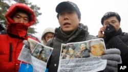 한국의 탈북자단체인 '자유북한운동연합' 박상학 대표(가운데)와 회원들이 지난 2011년 12월 파주 임진각 인근에서 북한으로 날려보낼 전단을 공개하고 있다. (자료사진)