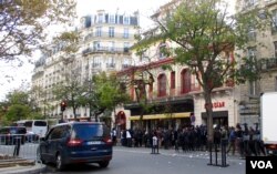 A crowd of mourners and journalists gather in front of the Bataclan concert hall in Paris, Nov. 11, 2017. (L. Bryant / VOA)