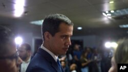 El líder de la oposición, Juan Guaido, se va después de dar una conferencia de prensa en Caracas, Venezuela, el lunes 6 de enero de 2020. 
