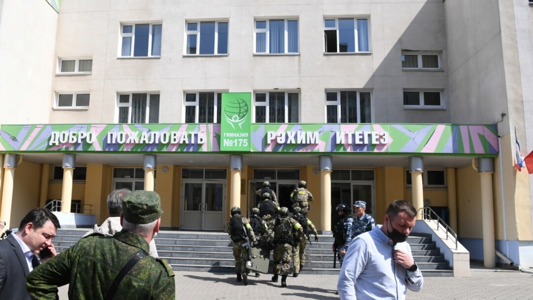 Policijske jedinice pred školom broj 175 u gradu Kazanju
