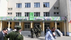 Policijske jedinice pred školom broj 175 u gradu Kazanju