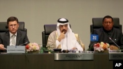 Menteri Energi Rusia Alexander Novak (kiri), Menteri Energi Arab Saudi Khalid Al-Falih dan Sekjen OPEC Mohammad Sanusi Barkindo dalam pertemuan OPEC dan negara-negara non-OPEC di Wina, Austria (foto: dok). 