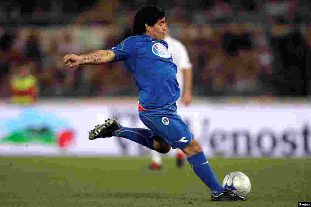 O grande futebol argentino Diego Armando Maradona chuta a bola durante uma partida de futebol beneficente chamada &quot;Derby do Coração&quot;, no estádio Olímpico de Roma, 12 de maio de 2008