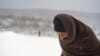Stotine migranata na hladnoći i snegu u izbegličkom kampu Lipa
