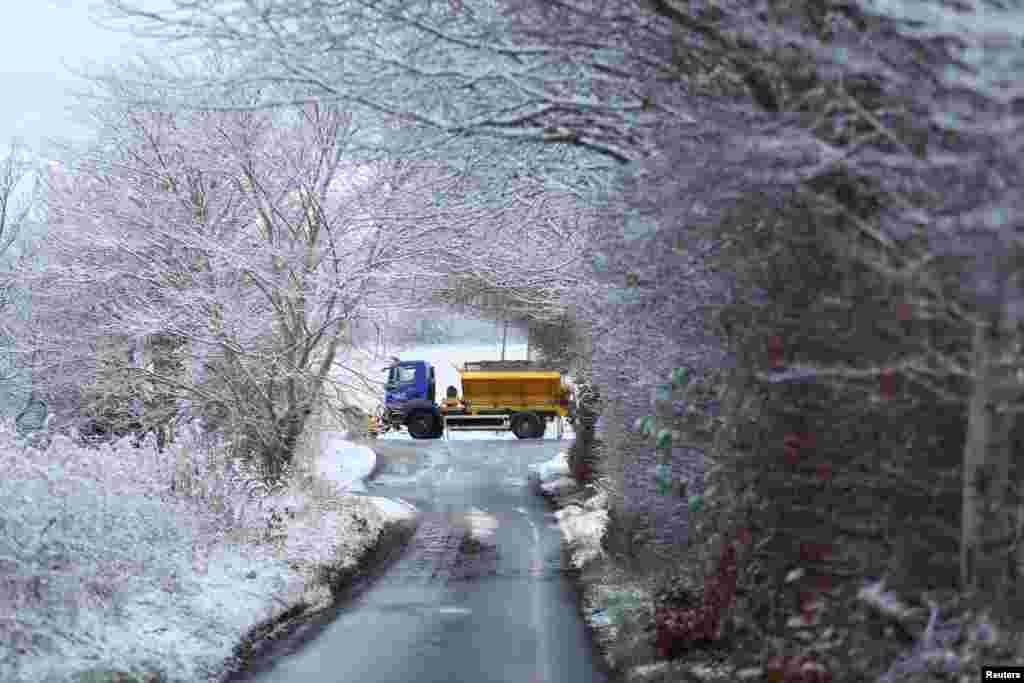 اسکاٹ لینڈ میں برف باری کی شدت کا اندازہ زیرِ نظر تصویر سے بھی لگایا جا سکتا ہے ۔ بسوں کے ذریعے سڑک پر نمک اور دیگر کھردرا مواد پھینکا جا رہا ہے تاکہ سڑکوں پر برف جم نہ پائے۔