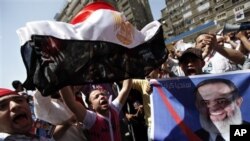 Ribuan pendukung kandidat capres Hazem Abu Ismail memegang poster dan melambaikan bendera nasional Mesir di depan pengadilan Kairo, Mesir saat menunggu putusan Mahkamah Mesir terkait pencalonan kandidat capres Pemilu Mesir 2012 (11/4).