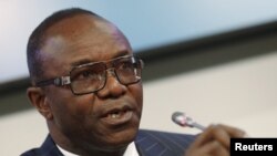 Le secrétaire d'Etat nigérian au pétrole Emmanuel Ibe Kachikwu après un meeting de l'OPEC à Vienne, Autriche, le 4 décembre 2015.