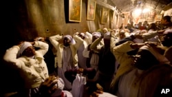 24일 성탄 전야에 베들레헴을 찾은 나이지리아 순례객들이 예수가 탄생한 것으로 알려진 교회에서 기도를 올리고 있다. 