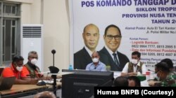 Kepala BNPB Letnan Jendral TNI Dr. (H.C.) Doni Monardo (baju putih rompi cokelat) didampingi Gubernur Nusa Tenggara Timur (NTT) Viktor Bungtilu Laiskodat (baju biru) dalam rapat koordinasi terkait penanganan bencana alam di NTT-NTB, di Posko Kantor Gubern