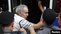 Police detain former world chess champion and opposition leader Garry Kasparov (C) during the trial of the female punk band Pussy Riot outside a court building in Moscow, August 17, 2012.