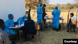 L'armée zimbabwéenne vaccine la population contre le COVID 19 à Ntepe à Gwanda au Zimbabwe.