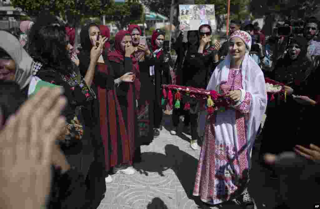 آسوشیتدپرس این عکس را از حاشیه یک مراسم سنتی در شهر غزه منتشر کرده است. زن جوانی که در حال رقص است. 