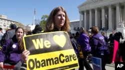 Сторонники программы здравоохранения Obamacare у здания Верховного суда США (архивное фото)