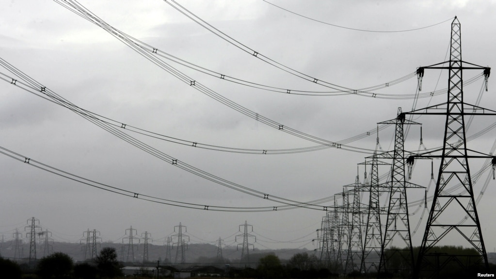 英格兰北部利物浦乡间的输电网。(photo:VOA)