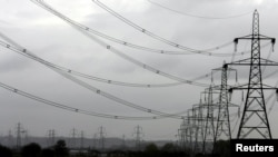 İngiltere'nin kuzeyinde Liverpool kenti yakınlarında elektrik direkleri