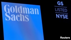 Simbol dan logo ticker untuk Goldman Sachs ditampilkan pada layar di lantai di New York Stock Exchange (NYSE) di New York, AS, 18 Desember 2018. (Foto: REUTERS/Brendan McDermid)
