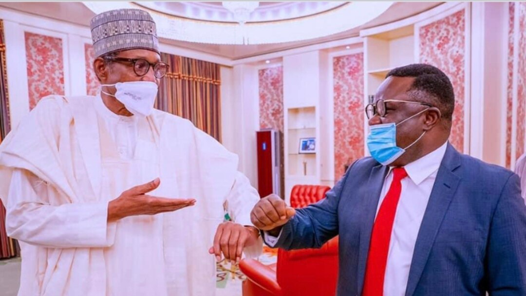 Shugaba Buhari (hagu) Gwamna Ben Ayade (dama) (Facebook/Ben Ayade)