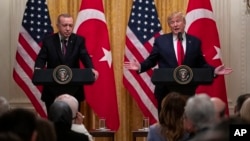 도널드 트럼프 미국 대통령과 레제프 타이이프 에르도안 터키 대통령이 13일 백악관에서 정상회담을 마친 후 기자회견을 열었다. 
