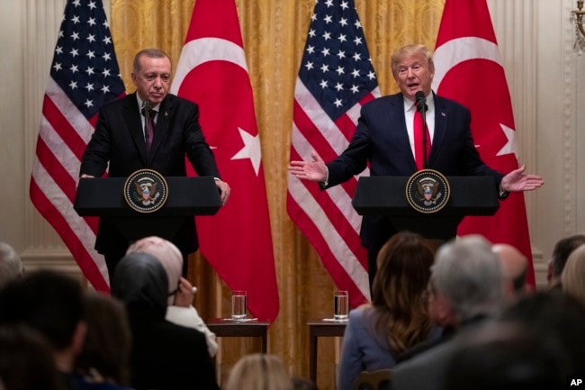 İki ölkə arasında gərginliklərin artdığı bir vaxt Prezident Trampın Ərdoğanı Amerikaya dəvət etməsi birmənalı qarşılanmır.