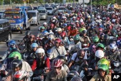 Jembatan Suramadu dipadati para pengendara motor yang antre untuk membayar tol dalam perjalanan mudik ke Madura menjelang Hari Raya Idul Fitri, Surabaya, Jawa Timur, 26 Juli 2014.(Foto:AP)