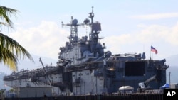 Tàu tấn công đổ bộ USS Peleliu của Hải quân Hoa Kỳ tham gia vào cuộc diễn tập quân sự chung với Philippines, neo tại bến tàu Alava, tỉnh Zambales, Philippines, 13/10/2014. 