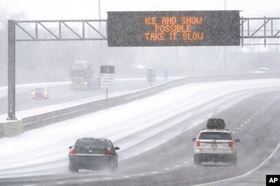 Lalu lintas di Nashville, Tennessee saat hujan salju, Minggu, 16 Januari 2022. (AP Photo/Mark Humphrey)