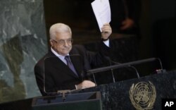 Le président Abbas montre la lettre de demande d'adhésion, durant son discours à l'Onu, le vendredi 23 septembre 2011