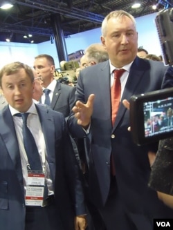 俄罗斯副总理罗格津（右一）（美国之音白桦拍摄）