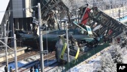 Autoridades investigan las causas del accidente, pero se informó que tres empleados de la empresa de la agencia ferroviaria estatal fueron detenidos por negligencia.
