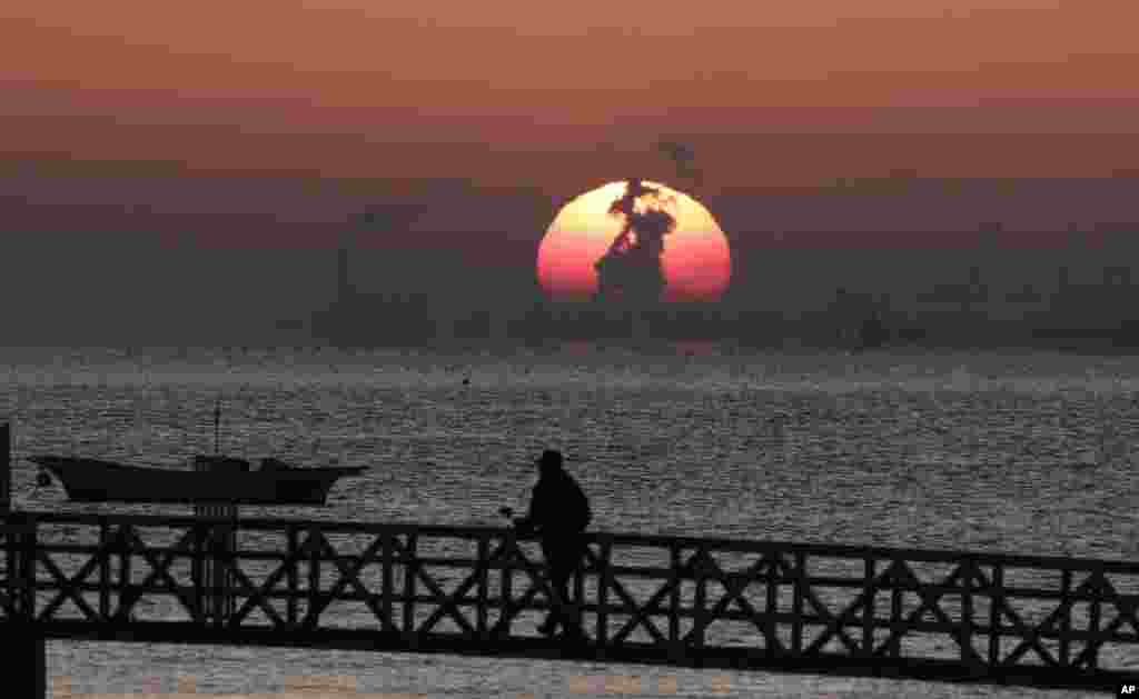 تصویری عجیب روی خورشید در غروب آفتاب در ساحل &laquo;دریای زرد&raquo; در شمال غربی کره جنوبی و در نزدیکی کره شمالی.