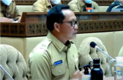 Menteri Dalam Negeri Tito Karnavian dalam rapat bersama DPR, Senin, 24 Januari 2022. (VOA)