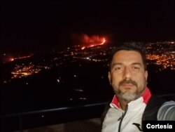 Carlos Gutiérrez, venezolano en La Palma, muestra a sus espaldas un caudal de lava volcánica. [Foto: Cortesía del Carlos Gutiérrez]