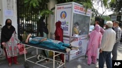 အိန္ဒိယနိုင်ငံ Jammu မြို့က အစိုးရဆေးရုံမှာ COVID-19 စစ်ဆေးဖို့ စောင့်ဆိုင်းနေသူများ။ (အောက်တိုဘာ ၅၊ ၂၀၂၀)