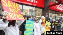 지난해 3월 캐나다 밴쿠버 중국 총영사관 앞에서 탈북자강제 북송에 항의하며 벌어진 집회. (자료사진)