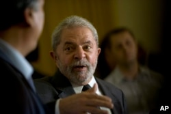 ອະດີດປະທານາທິບໍດີ Brazil ທ່ານ Luiz Inacio Lula da Silva ຂຶ້ນກ່າວໃນກອງປະຊຸມພວກປະທ້ວງ.