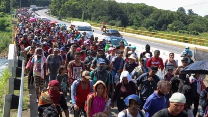 Migrantes desaf an lluvia y sol y siguen hacia EE. UU. desde el