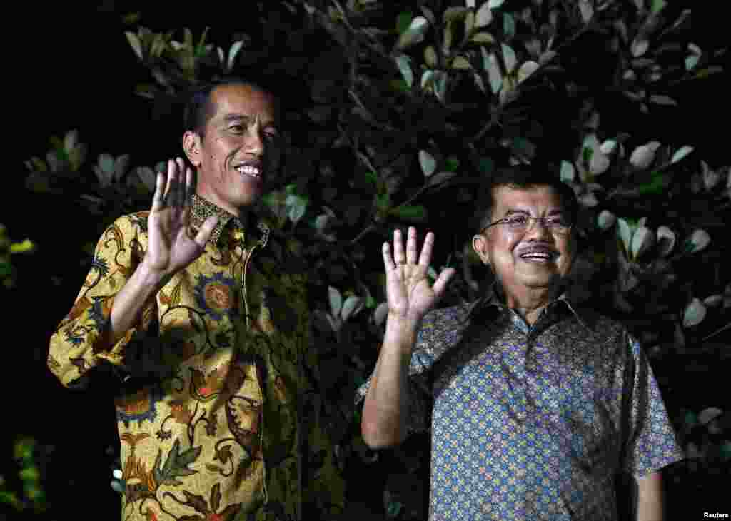 Pasangan Presiden dan Wapres terpilih Joko Widodo (kiri) dan Jusuf Kalla saat memberikan keterangan pers terkait keputusan Mahkamah Konstitusi di Jakarta, Kamis malam (21/8). (Reuters/Darren Whiteside)