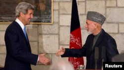 Menteri Luar Negeri Amerika John Kerry (kiri) dan Presiden Afghanistan Hamid Karzai saat konferensi pers bersama di Kabul, Senin (25/3). 