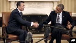 Presiden AS Barack Obama (kanan) menerima Sekjen NATO Anders Fogh Rasmussen di Gedung Putih (foto: dok). Obama mengatakan AS dan NATO akan mengupayakan pengurangan besar-besaran senjata nuklir taktis AS dan Rusia di Eropa. 