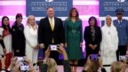 Đệ nhất Phu nhân Melania Trump và Ngoại trưởng Mike Pompeo chụp ảnh chung với các phụ nữ được trao Giải thưởng Phụ nữ Can đảm Quốc tế (ảnh chụp ngày 7/3/2019) 
