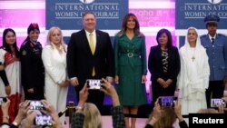 Đệ nhất Phu nhân Melania Trump và Ngoại trưởng Mike Pompeo chụp ảnh chung với các phụ nữ được trao Giải thưởng Phụ nữ Can đảm Quốc tế (ảnh chụp ngày 7/3/2019) 