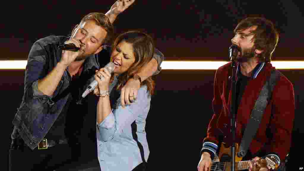 Charles Kelley, Hillary Scott et Dave Haywood du groupe Lady Antebellum chantent sur scène avec une énergie incroyable lors de la cérémonie des American Country Countdown Awards. Nashville, 15 décembre 2014.
