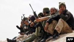 Rebelët libianë thonë se NATO ka goditur pozicionin e tyre në Brega