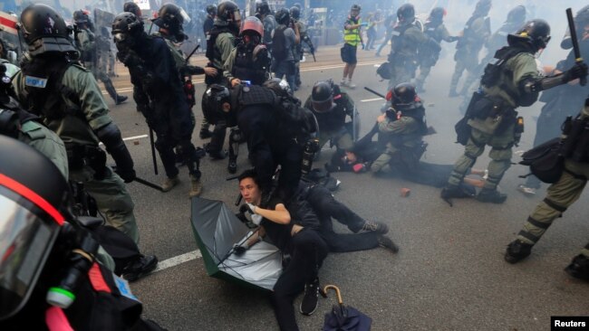 香港警察在逮捕参加2019年9月29日反送中示威的抗议者。