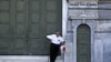 Một người về hưu chờ nhận lãnh tiền bên ngoài chi nhánh Ngân hàng quốc gia bị đóng cửa ở Athens, ngày 29/6/2015.