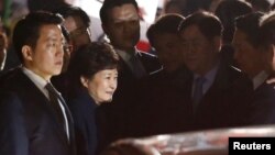 Park Geun-hye duke mbërritur në shtëpinë e saj private