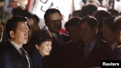 Presiden Terguling Korea Selatan Park Geun-hye menyapa pendukungnya ketika tiba di rumah pribadinya di Seoul, Korea Selatan, 12 Marert 2017. 