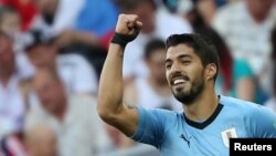 L'Uruguayen Luis Suarez se félicite de son but contre l'Arabie Saoudite, lors du Mondial 2018, le 20 juin 2018.