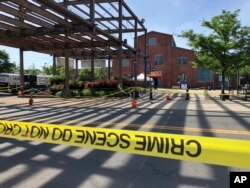 La zona en torno al edificio donde tuvo lugar un tiroteo el domingo, 17 de junio de 2018, en Trenton, Nueva Jersey, ha sido acordonado por la policía.