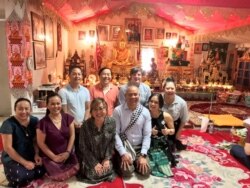 ທ່ານຈອນສີສຸວັນກັບໝູ່ເພື່ອ ແລະລູກຫລານຂອງເພິ່ນຢູ່ວັດລາວໃນນະຄອນຟີນິກສ໌